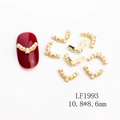 Goldener V-förmiger Nagelschmuck mit weißen Perlen für Maniküre, Größe 10,8x8,6 mm - Goldener V-Form Perlen Stil (1993)