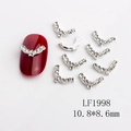 Makroaufnahme silberner V-förmiger Nagelkunst-Anhänger mit funkelnden Strasssteinen 10,8x8,6mm - Silberner V-Form Klare Zirkonia Stil (1998)