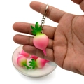 Realistische roze radijs sleutelhanger van zacht PVC met groene bladeren in de hand - 5.5cm*3cm / Radijs - Sleutelhanger