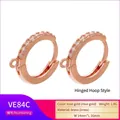 Detalle de aros de latón en oro rosa con circonitas y bucle para colgar dijes - Anillo Plano / Oro rosa