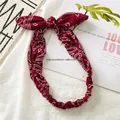 Détail du bandeau en coton rouge à motif paisley avec élastique et oreilles de lapin - Bordeaux