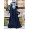 Etnische blauwe maxi-jurk met lange mouwen, witte bloemenborduring en opstaande kraag - L / Blauw