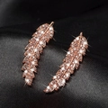 Boucles d'oreilles feuilles en or rose avec zircons micro-pavés sur soie noire élégante - Or rose