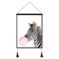 Nordisches Zebra-Wandbild mit schwarzem Rahmen und rosa Blase auf weißem Hintergrund - Zebra bläst Blasen