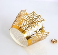 Detailopname van lasergesneden gouden Halloween-cupcake-wikkels met spinnenwebpatroon - Reflecterend Goud / 5x5x8CM