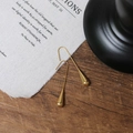 Vintage-Ohrringe mit Tropfenanhänger aus 18K vergoldetem Edelstahl auf rustikalem Grund - Kurzer Wassertropfen / Gold