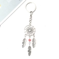 Porte-clés attrape-rêves en métal avec perle rose et pendentifs plumes sur fond blanc pur - Rouge