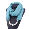 Eleganter türkisfarbener Chiffon-Schal mit Perlenanhänger auf schwarzer Schneiderpuppe - 180*70cm / Türkisblau