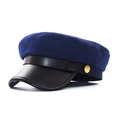 Dettaglio del cappello da marinaio blu navy con visiera in ecopelle nera e bottone d'oro - M (56-58cm) / Blu