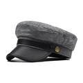 Dettaglio del cappello baker boy in tessuto grigio con visiera in pelle PU nera e bottone d'oro - M (56-58cm) / Grigio