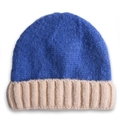 Dettaglio ravvicinato della maglia a coste blu e beige su un berretto invernale - Cappello per bambini / Blu + Risvolto Beige