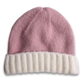 Dettaglio del berretto in maglia rosa e beige con trama a coste per calore invernale - Cappello per bambini / Rosa + Risvolto Bianco
