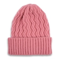 Primer plano detallado del gorro de punto rosa con textura ondulada y borde acanalado - Rosa