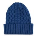 Détail du bonnet bleu marine montrant la maille ondulée et le bord à revers côtelé - Bleu