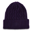 Détail du bonnet violet foncé montrant son tricot ondulé vertical et son large bord replié - Bleu marine