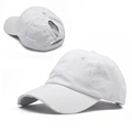 Gorra de béisbol de algodón blanco con diseño desgastado y abertura para coleta - Blanco Envejecido