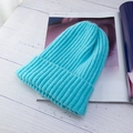 Dicke gerippte Strickmütze für Damen in leuchtendem Blau für angenehme Winterwärme - Verstellbar / See Blau