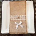 Detalle de porta cubiertos de yute con encaje blanco y lazo decorativo - Estilo Lazo de Arpillera