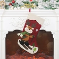Calza di Natale rossa con bordo in peluche e renna che scia appesa al caminetto - Stile Alce / Rosso