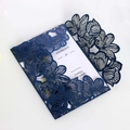 Invito di nozze blu navy tagliato al laser con motivi floreali e inserto in carta bianca - Blu magico