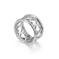 Anillo ancho de acero de titanio plateado con diseños de corazones huecos en fondo blanco - US 7 / Color Acero