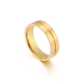 Anillo de pareja en acero de titanio dorado con ranura central y textura cepillada - US 7 / Estilo Hombre Dorado (KR82214-K)