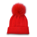 Detalle de gorro de punto rojo con textura acanalada y pompón grande de piel sintética - Rojo