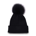 Detalle de gorro de punto acanalado negro con un gran pompón de piel sintética suave - Negro