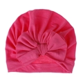 Dettaglio ravvicinato di un cappello a turbante rosa per neonati in cotone con grande fiocco - Rosa Rossa