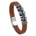 Bracciale da uomo in pelle marrone intrecciata con teschi argentati e chiusura magnetica - 20.5CM / Cuoio