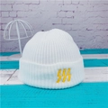 Gorro de punto acanalado blanco con bordado amarillo para el calor invernal - Blanco