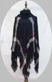 Damen-Poncho-Pullover aus Strick in Dunkelblau und Rot mit Rollkragen und langen Fransen - Einheitsgröße / Dunkelblau Rot und Weiß Kariert