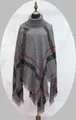 Grauer Rollkragen-Poncho mit rot-schwarzem Karomuster und Quastensaum für Herbst - Einheitsgröße / Grau Schwarz und Rot Kariert