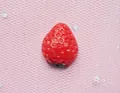 Vibrant roter 3D-Harz-Erdbeer-Anhänger für DIY-Haarspangen und Schmuckherstellungszubehör - Erdbeerscheibe Extra Klein 13*15mm