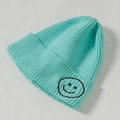 Minzgrüne Strickmütze für Kinder mit minimalistisch besticktem schwarzen Smiley-Muster - Umspinnung / See Blau