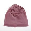 Dettaglio del berretto slouchy rosa in cotone che mostra la trama del tessuto e le pieghe - Rosa Antico