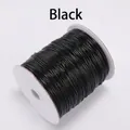 Primer plano del cordón encerado negro en carrete para joyería DIY y pulseras - 2.0mm / Negro