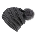 Nahaufnahme der dunkelgrauen Strickmütze mit flauschigem Kunstpelz-Bommel in Detailansicht - Dunkelgrau