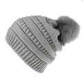 Detalle de un gorro de punto grueso gris con un gran pompón de piel sintética suave - Gris claro