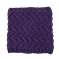 Dettaglio di uno scaldacollo in maglia grossa viola scuro con trama a treccia classica - Taglia unica / Viola scuro