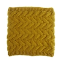 Dettaglio dello scaldacollo in maglia grossa giallo zenzero con motivo a treccia - Taglia unica / Giallo Zenzero