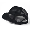 Detailansicht der hohen Pferdeschwanzöffnung und des atmungsaktiven Meshs dieser Kappe - Kein Label Ponytail Cap / Schwarz