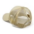 Detailansicht der khakifarbenen Pferdeschwanz-Mütze mit atmungsaktivem Mesh und Klettverschluss - Kein Label Ponytail Cap / Beige
