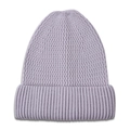 Dettaglio del berretto in maglia lavanda con trama a coste verticali e bordo risvoltato - Grigio chiaro
