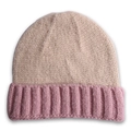 Dettaglio di un berretto in maglia bicolore beige e rosa con tessuto morbido - Cappello per bambini / Beige + Risvolto Rosa