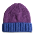 Détail du bonnet en maille bicolore avec côtes épaisses en violet et bleu royal - Chapeau pour enfant / Violet + Revers Bleu