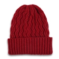 Gros plan d'un bonnet en maille rouge foncé avec texture ondulée et tissu épais chaud - Bordeaux