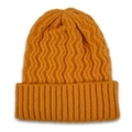 Vista detallada del gorro de punto amarillo jengibre con textura ondulada y dobladillo - Amarillo