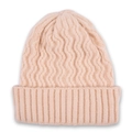 Détail du bonnet en maille ondulée beige montrant la texture épaisse et côtelée - Poche zippée