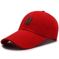 Berretto da baseball in tela rossa con visiera lunga e toppa decorativa in cuoio - Regolabile / Rosso